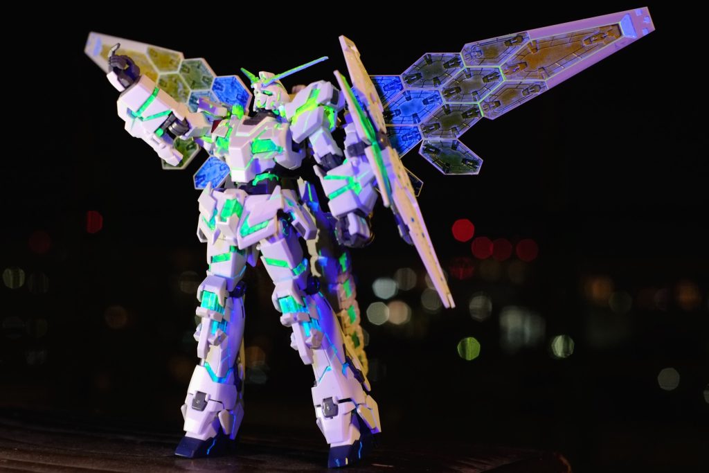 白い一本角でユニコーン。タテガミと爪を装備してライオン(バンシィ)。羽根と尻尾がついて金色になったのが不死鳥(フェネクス)。これも羽根と尻尾がついたけど白いからペガサス?いや、勝手に増やしたら怒られるかな。このポーズ、なんとなく万博のガンダム立像っぽくしたけど平手がなくてビームマグナムの持ち手でごまかしちゃってます。けどなんとなくそれっぽくも見えるからヨシ。