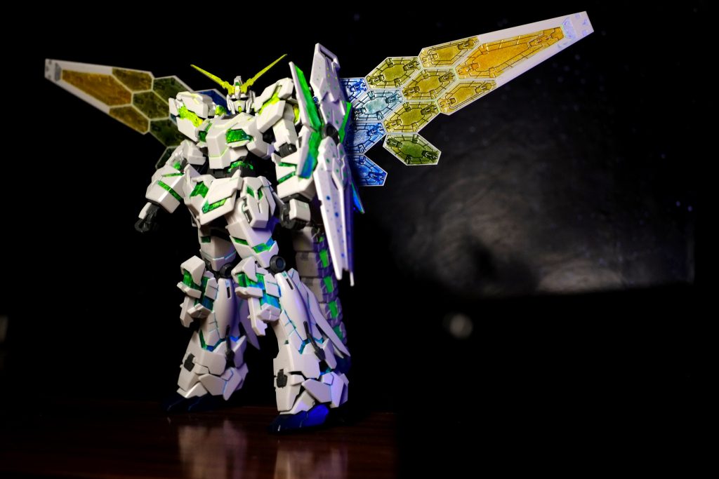 色味は黄色から緑、青のグラデーションでアースカラーをテーマにしています。サイコフレームも蛍光イエローから蛍光ブルーのグラデーションです。グラスフェザーは太陽光パネルということでなんかエコ的な感じ。ユニコーンガンダムは可能性の獣。ということで地球環境を考え未来に希望を感じさせるガンダム。になったんじゃないかと。サイコフレームを塗装してグラスフェザーを付けた以外はユニコーンガンダム本体に手は入れていません。白いところもグレーのフレームもそのまんまです。