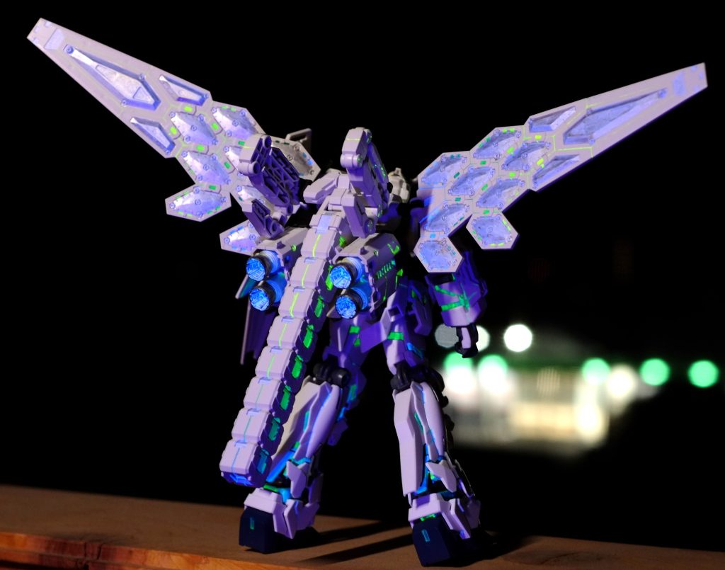 スミ入れも蛍光色のグレデーションにして統一感が出るように意識しました。大型ブースターの内部を蛍光の水色にするとすごく噴射感が出たていい感じ。バックパックのアームの肉抜きは内部を蛍光塗装して増加サイコフレームってことにすれば良かったかも。それにしてもグラスフェザーはRX-78ガンダムに合わせてできているので背の高いRX-0だと尻尾が接地しなくて立たせにくいことこの上なし。高いところで手すりに乗っけて撮影したんですがけっこうヒヤヒヤ。風が無くて良かったです。