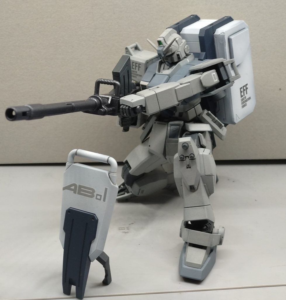 陸戦型といえばこのポーズ。リバイブ版陸ガンは旧版に比べて輝きにくい印象です。