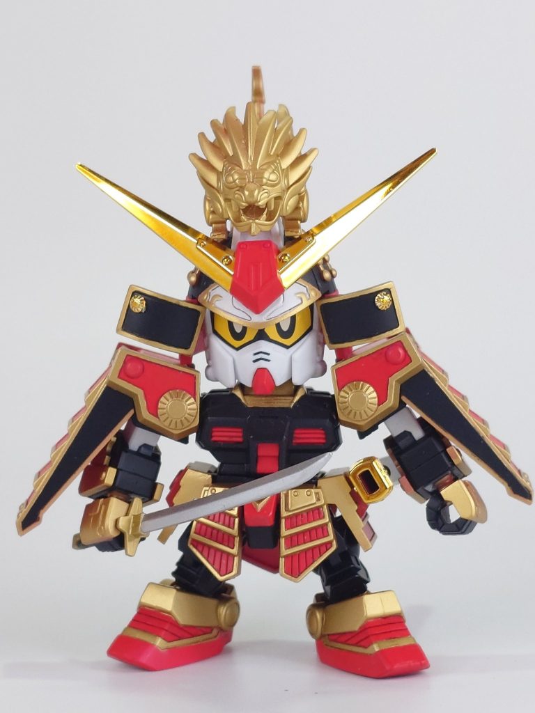 正面から武者頑駄無からの大きな変更点は兜の吹き替えしの形状変更 シーサーの有無胴体がEXSDのガンダムに変更肩アーマーの位置変更腰を前後に幅詰め足を隠密忍者農丸に変更