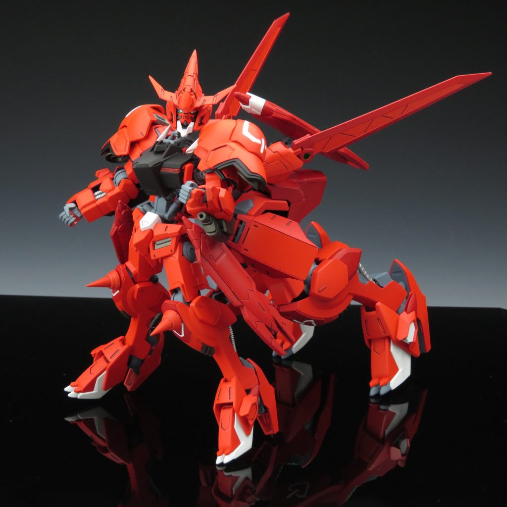 カラーリング： 赤1:ピンクサフ(G)＋ローズブライトレッド赤2:ピンクサフ(G)＋ローズディープレッド 赤3:ピンクサフ(G)＋+プレミアムレッド(G) 白:サーフェイサーエヴォ(G)+クールホワイト(C) 関節:サーフェイサーエヴォ(G)+ミディアムブルー(G) 黒：EXブラック(G)＋ガンメタル(G) 仕上げはEXつや消しクリアー(G)でつや消し仕上げにしています。