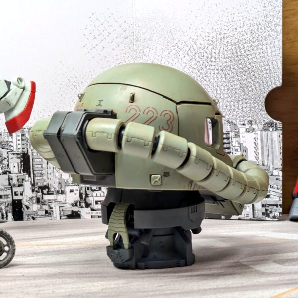 #UCハードグラフ1/35 UCハードグラフよりMS-06Je陸戦型ザクII後期型ヘッド汚し始め!!今日はグラウンドブラウンとラストオレンジで多少使い込んだ感じに。明日はサンディウォッシュで砂にまみれよう👍因みに同時並行で過去作まとめも兼ねてオリジナル世界線の組織解説を思考中。（2枚目）
