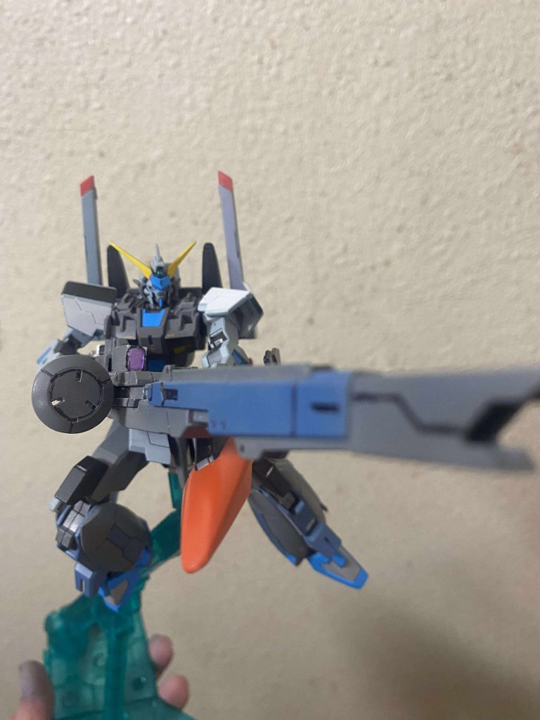 ハイパー・メガ・ランチャーは、バンダイが発売したシステムウェポンの一つです。フロントバレルは、コトブキヤM.S.Gシリーズのエクシードバインダーセットのものに交換しました。また、テルティウムアームズ製アドバンスド・ビームライフルのセンサーレドームも取り付けました。変形時の取り付け方法はまだ検討中ですが、これらの写真を皆さんと共有したいと思います。