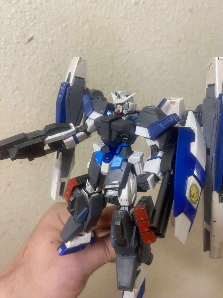 バックパックに少し手を加えました。プラ板で新しい翼を作りました。3mmの穴をいくつか開け、予備のコネクタを使ってランチャー2セットを取り付けました。