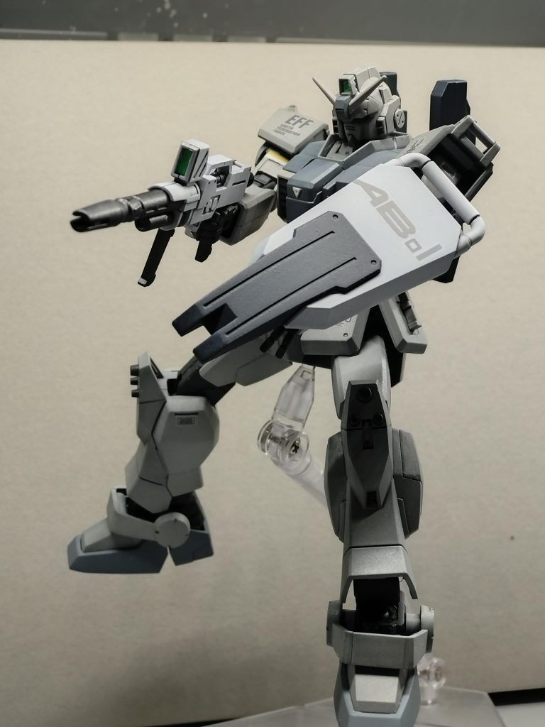 主兵装はビームライフル。ライフルとシールド、およびコンテナは通常陸ガンカラーです。消耗品の武器までわざわざ専用カラーにはしないでしょう。