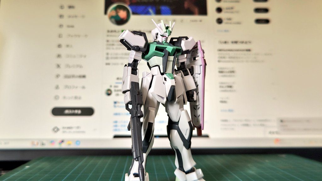僕の友人、歌い手の｢えのもと｣さんを意識したカラーリングで塗装したHGCEストライクです。レーナってのは僕の別名義です。https://nico.ms/user/30713464?ref=sp_other↑｢えのもと｣さんのニコニコリンク。歌が非常に上手い。グリーン系をベースにしつつホワイトとフレームはそのままで問題無いという判断で成型色仕上げ。“ルージュ”の設定なのでセンサーはグリーン、シールドもそのカラーリング。センサー系にはカスタマイズマテリアルの3Dメタリックシールを加工して使っています。