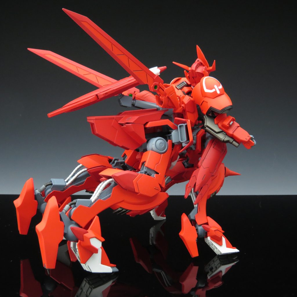 カラーリングは紅を基調とし、差し色として白を随所に入れています。 主な改造点としては 頭部アンテナのディテールアップ、バックパックにソードを二本追加、肩パーツの大型化、膝と槍の先端にニードルの追加、足首にスプリングの追加、その他装甲の追加などになります。 頭部と首は1/100のものを使用しているので首も延長したことになります。