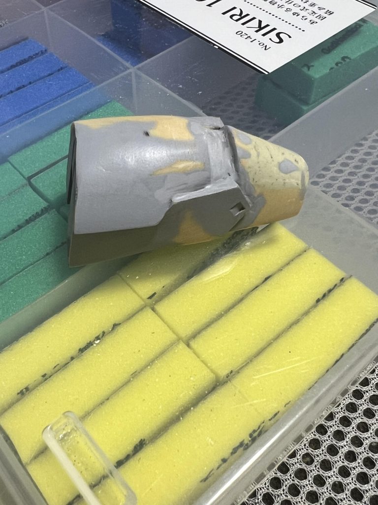 肩部分は、画像を参考にエポパテで試行錯誤。正直うまいこといかなかったです。エポパテで精度の高い工作ができる人は本当にすごいです。