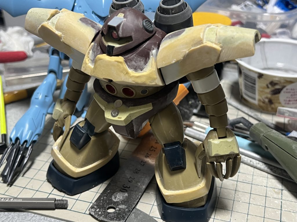 改造中を正面から。基本エポパテです。頭部カメラ部分は市販のバーニアとHアイズで作成です。