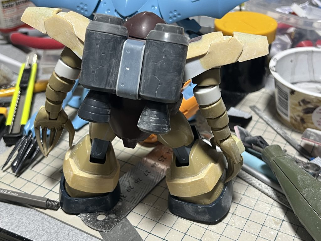 工作中の背面。バックパックの中央はキットのバックパックから切り出してます。バーニアは市販のパーツの中にキットのバーニアを中に入れてます。二つのタンク部分のメインは30MMのもの。上部は市販のバーニアパーツの切り貼りでそれっぽく作りました。