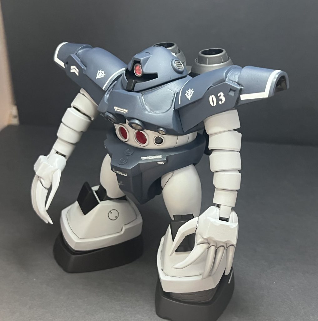 正面ふんどし部分もテキトーにエポパテで工作。ハイゴックを参考に丸型のディティールパーツを縦に並べました。腕は、ベアッガイ3の腕パーツを改造して、1パーツ分伸ばしてます。手の甲もドムを参考にそれっぽく装甲を付けてます。