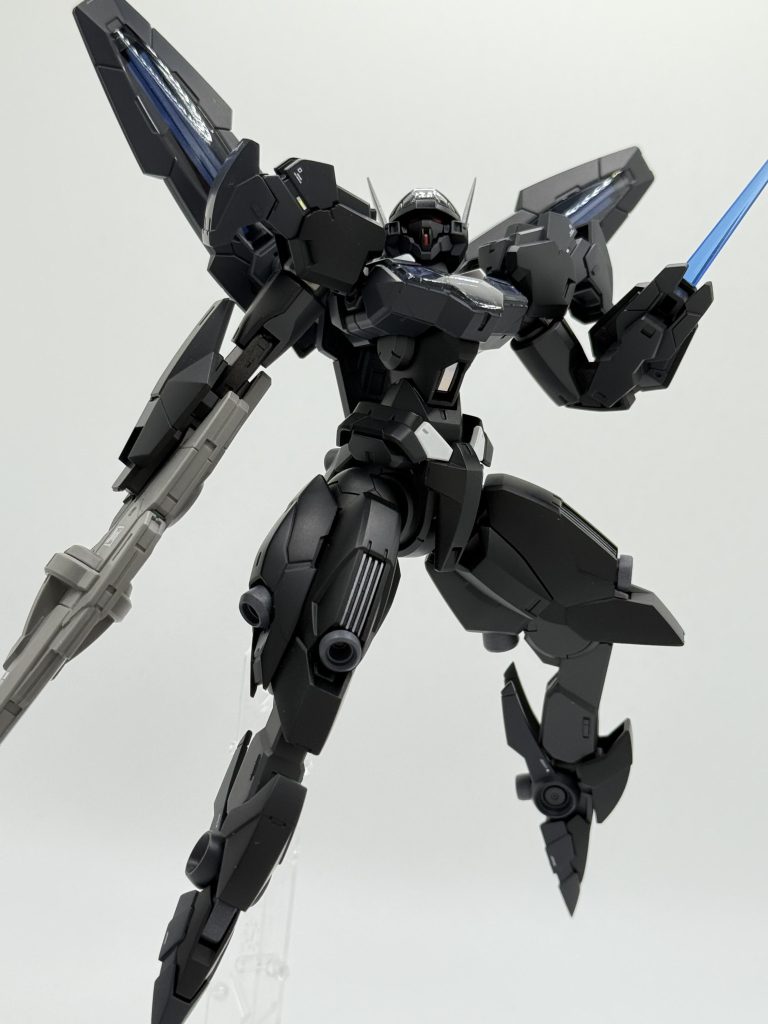 カラーレシピ(覚えている範囲で)本体外装色:アルマイトブラック(クレオス)本体外装色2:濡烏(クレオス)関節色:グラファイトブラック(クレオス)あとは部分的にガンメタ使ったり、ビームライフルはモデルカステン(ガイア)のなんとかグレー・・忘れましtクリアパーツはコンパウンドで磨きを入れましたが、効果のほどは不明