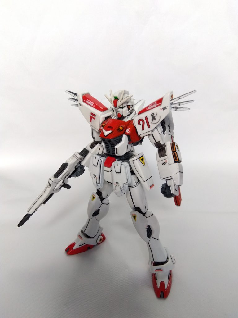 色はジークアクスのゲルググ(スガイ機)を基に白と朱色をメインに塗装してます。肩はF91イマジンにならないように上側を赤にしてます。また、肩に魔女のマーキングシールを貼ったのと、フロントスカートをRGクロスボーンガンダムの物に改造してます。