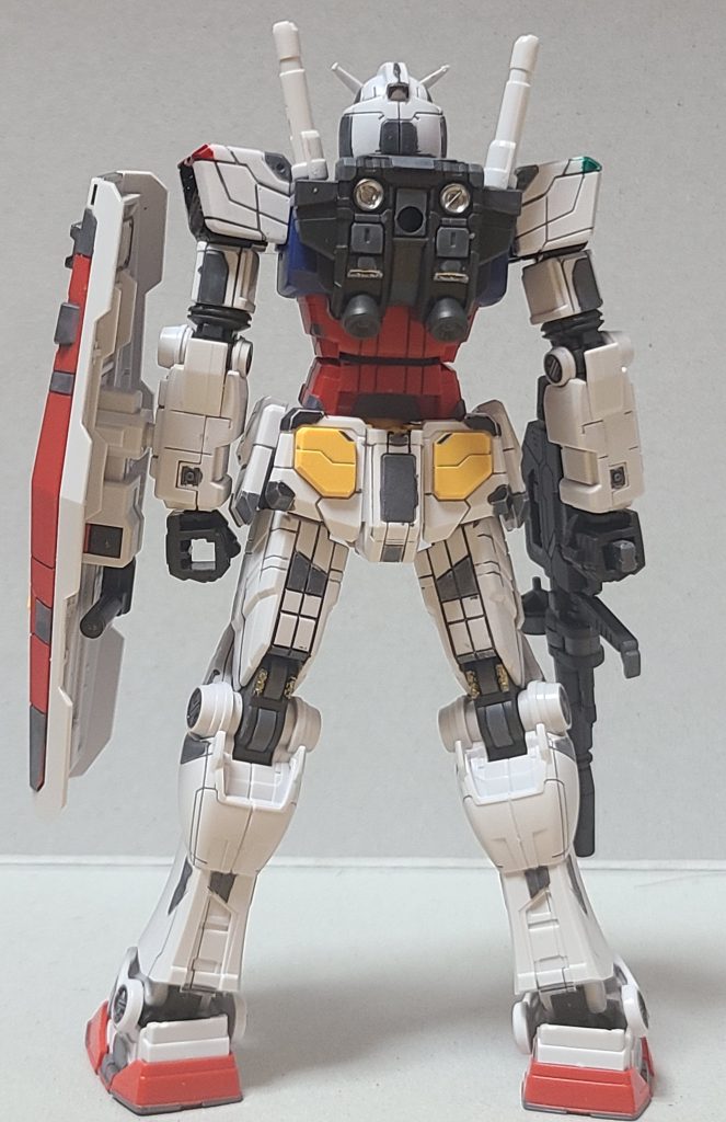 後ろ姿。バックパックをグラスフェザー付属のやつに変えてたりします。あと足の曲げる部分、このほんの少しの地味なゴールドがこだわりだったり。