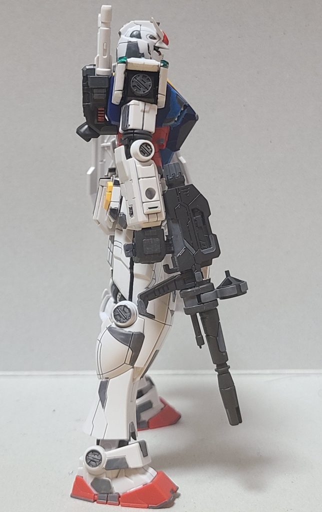 ビームライフルは基本的にグレーを使いつつどころにシルバーを使ったりしてます。こっちからは見えないけど、ライフルの照準にはメタリックゴールドを使ったりしました。