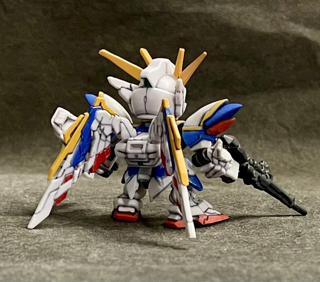 TV版の方のウイングガンダムは過去に何個か制作した事がありますが、EW版はこれが初(笑)いやしかし、スミ入れしていて思ったんですけどもこれ、5㎝にも満たないサイズでしかも、SD体型にも関わらず、RGに匹敵すんじゃないかっていうほどのディテールぶっこんでいて驚愕(笑)情報量がハンパない(笑)子供だましで終わらせていないって感じ。