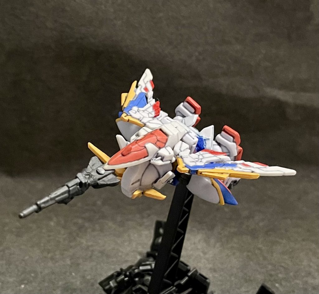 次にバード形態。この形態の外観を損ねるような不要なピンは全て切り飛ばし。そして可能な限り、形を設定に近付けるべく、こちらはちょっとだけ改造しています。