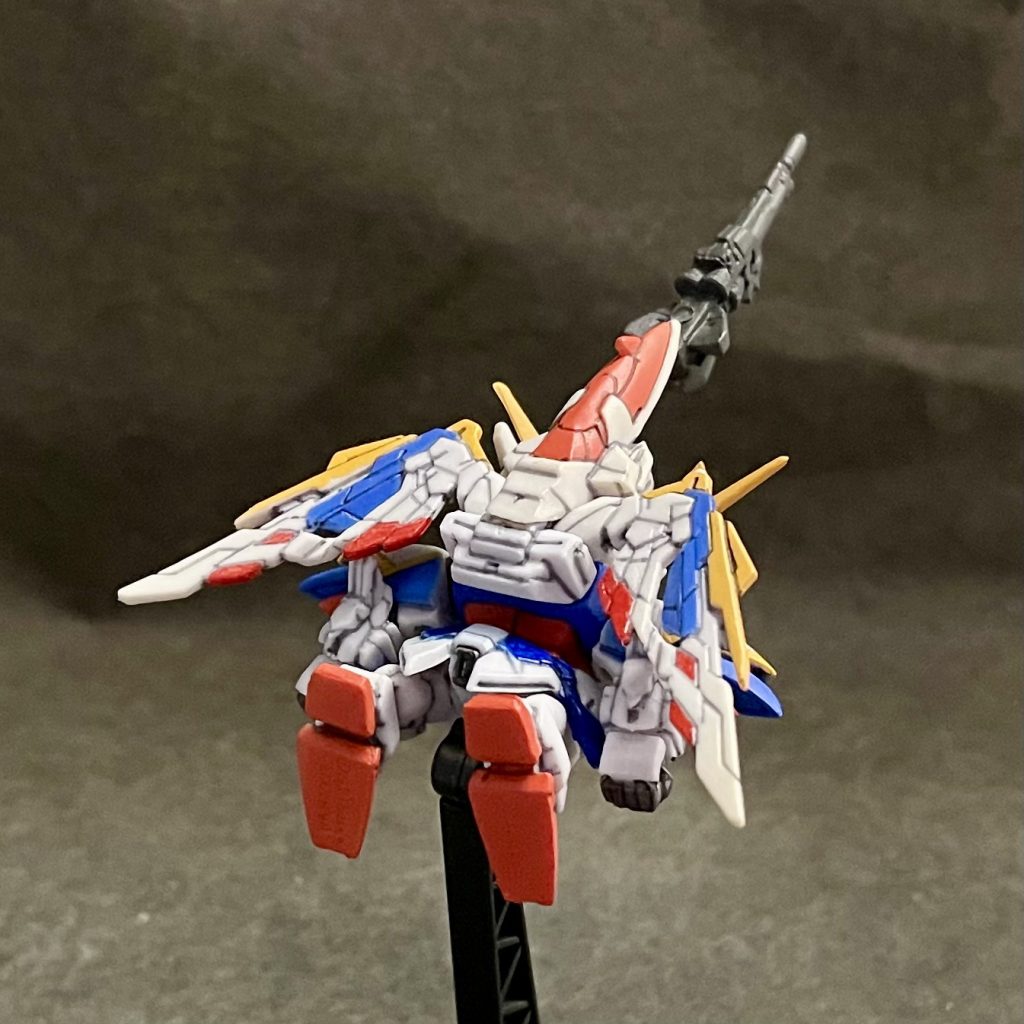 ショルダーアーマーを傾けた状態で、前腕部と接続する為のピン穴を別の場所に開け、プラ棒で接続固定。