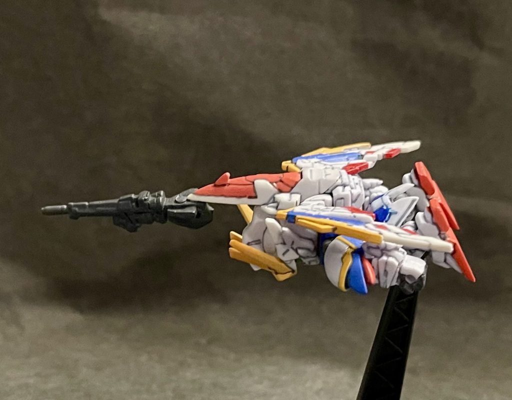 更に形を保持する為に後頭部に穴を開け、プラ棒を使ってシールドと接続固定。その他の部分も接着し、完全固定しています。