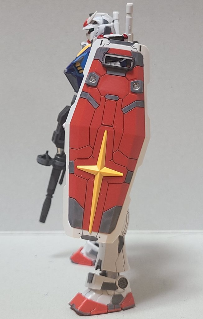 シールドはこんな細かくモールド分けされてたんでグレーを使って結構部分塗装しました。あと頭部もオリジナルでグレーで部分塗装。