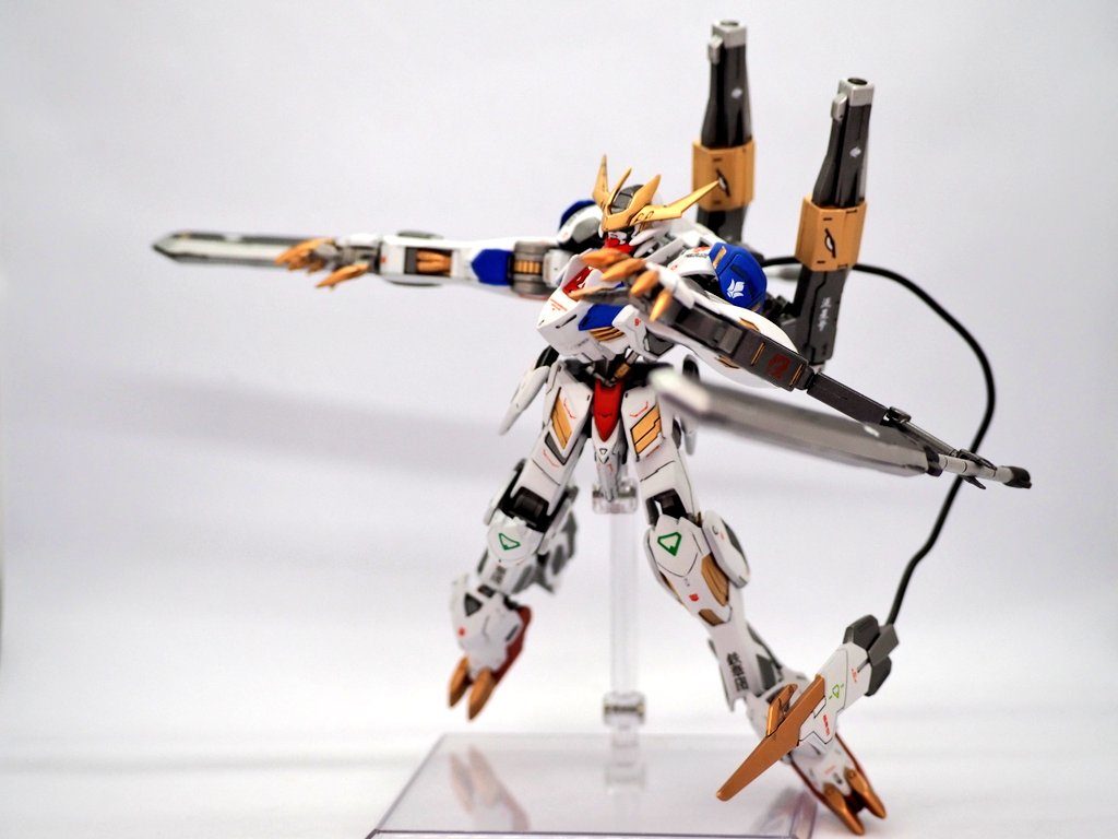 サブアームも展開出来るのでソードメイスぐらいなら保持出来ます塗装が剥げるのであまりやりたくはないですが😅