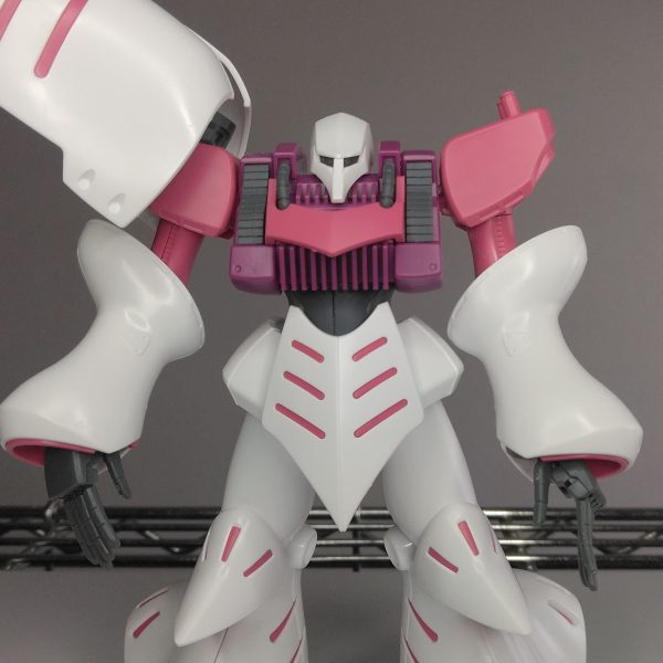 リバイブ版のキュベレイつくりはじめました。パチ放置のつもりでしたが、またまたパール塗装したくなったので仕上げることにしました。まずは定番!?の腕の生える位置を中央に寄せる加工(写真では左のみ加工済)と各部の後ハメ加工をしました。RGと違ってサクサク進められるので、なんだか気が楽です😊（1枚目）