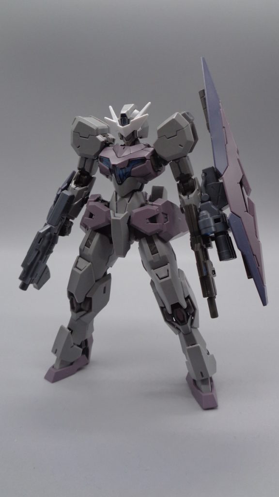 機体前面ヘルメットのひさしを削ってスサノオのフェイスマスクを取り付けました。かっこいい。胸のシェルユニット内部はガンダムメタブルーで塗装してあります。地味に肩アーマー横にスラスターを追加。