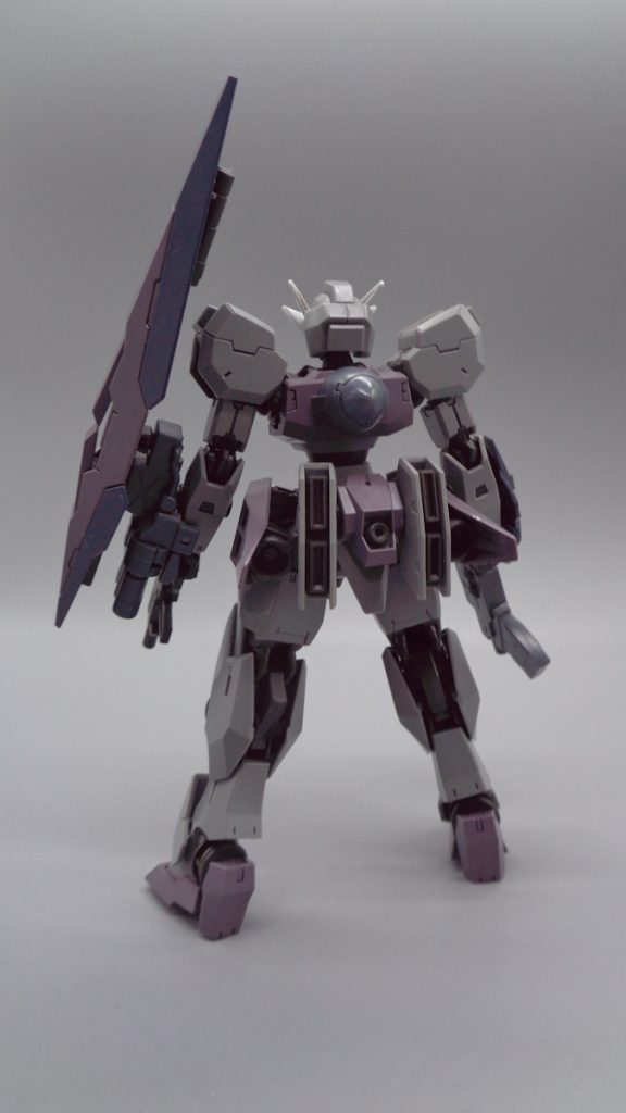 機体背面リアアーマーに穴を開けて、バックパックを腰裏に移動。空いた背中に30MMのパーツで作ったGNドライヴを付けました。これで00世界のMSです。間違いありません。