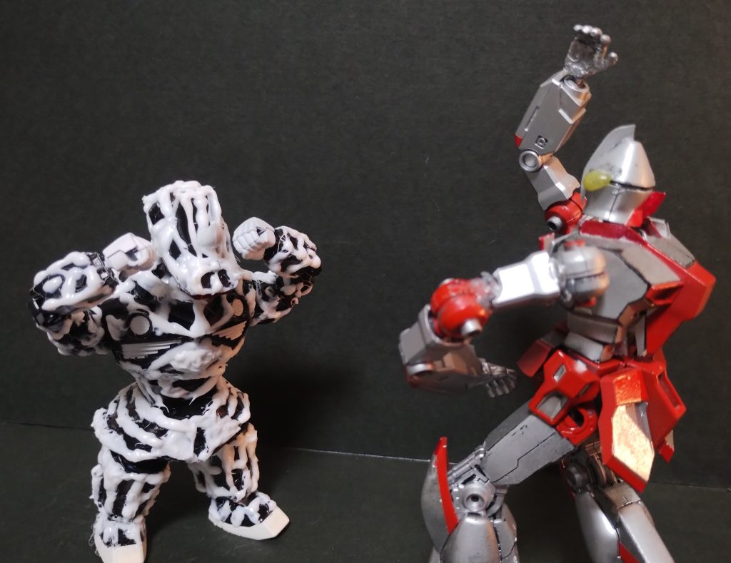 ウルトラガンダムがやって来た!威嚇したところ怖がっている。モビルスーツ墓場に行きたがっているのだろう。ウルトラロケットにくくり付けてモビルスーツ墓場へ送ろう!