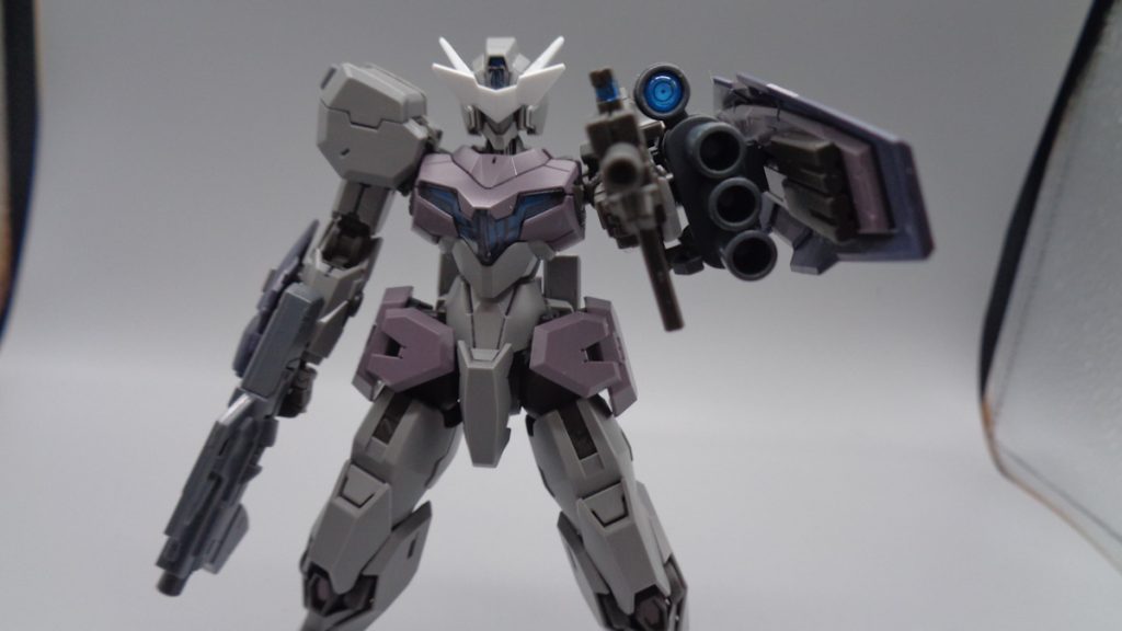 GNビームカービン(L)ガンヴォルヴァ付属のそのままです。GNドライヴ搭載機なのでGNが付きます。当然ですね。三連GNビームガングフカスタムの武器ですね。シールドを腕に直接付けると肩アーマーにぶつかって邪魔なので何か挟みたくなって付けました。大口径です。つよい。