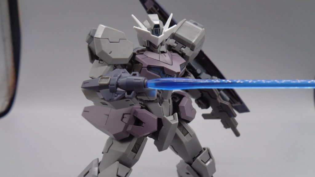 GNビームサーベルユニットシールド裏のサーベルは取り回しが悪いので、直接腕に装備できるサーベルも用意しました。銃を持ったまま使えます。ユーラヴェンのセンサービットで作りました。