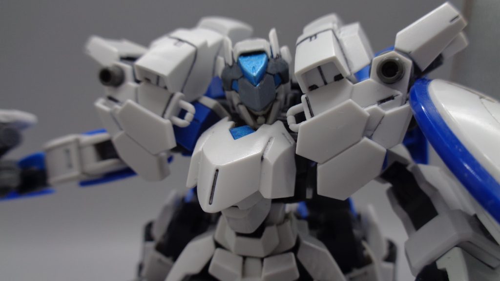 痛設定はココマデ!お気に入りの機体、「ガンダムラージネス」の新装備です。昨今は30MMのオプションパーツセットで豊富なジョイントパーツが手に入るので、改造が捗って大変よろしいですね。新武器GNキルソードⅢは安定のゴッドイーターリスペクト。順当に小型化して洗練されて行っていると自負しています。00世界にもビームシールドがある(アリオスガンダムのハサミギロチン)のを設定を調べていて初めて知りました。どうにも気に入った機体は「完成させたくない。もっといじっていたい」という気持ちになってしまって、00世界のリペア機みたいに改造を繰り返して年月とともに見た目が少しずつ変わって行ってます。またしばらくしたら新しい装備を作ってるんでしょうね。一から新しい機体を組むのも良いけれど、ずっと同じ機体をいじり倒すのも楽しいのですヽ(=´▽`=)ノ