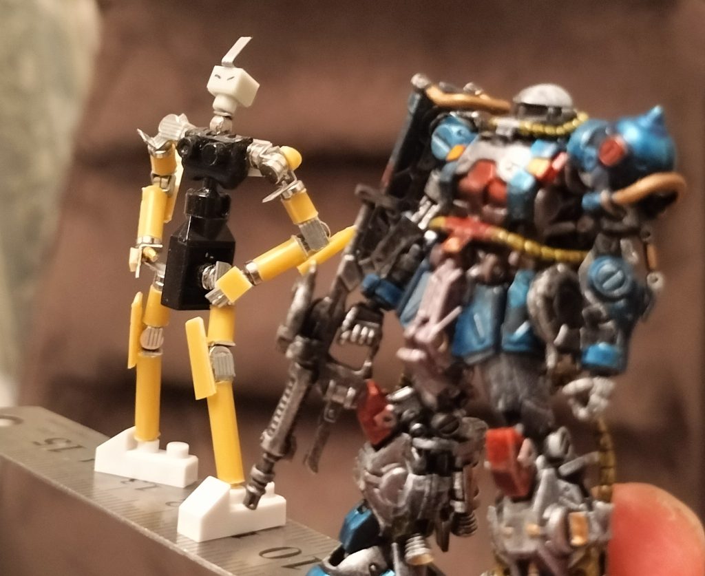 去年あたりからブームになったアーティファクトの可動化。私はポージングだけでも一苦労だったので、手を出しませんでした。ただ、先日の汎用人型針金人間=キケロガ・コアユニットでポージングできる楽しさに触れてしまい、さらに手を出すことに。針金人間は金属疲労でぽきっと折れるので、今回はネオジム磁石を関節にする技術を、モスク・ハン博士から供与いただきました。