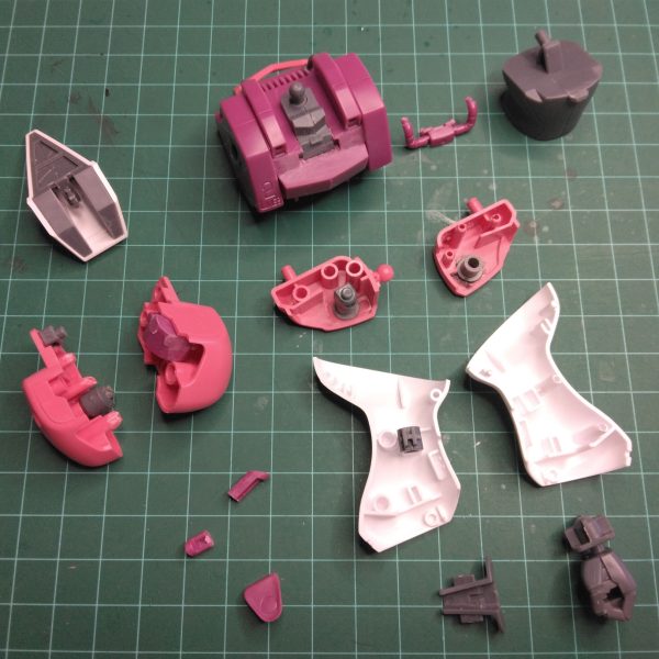 リバイブ版のキュベレイつくりはじめました。パチ放置のつもりでしたが、またまたパール塗装したくなったので仕上げることにしました。まずは定番!?の腕の生える位置を中央に寄せる加工(写真では左のみ加工済)と各部の後ハメ加工をしました。RGと違ってサクサク進められるので、なんだか気が楽です😊（2枚目）