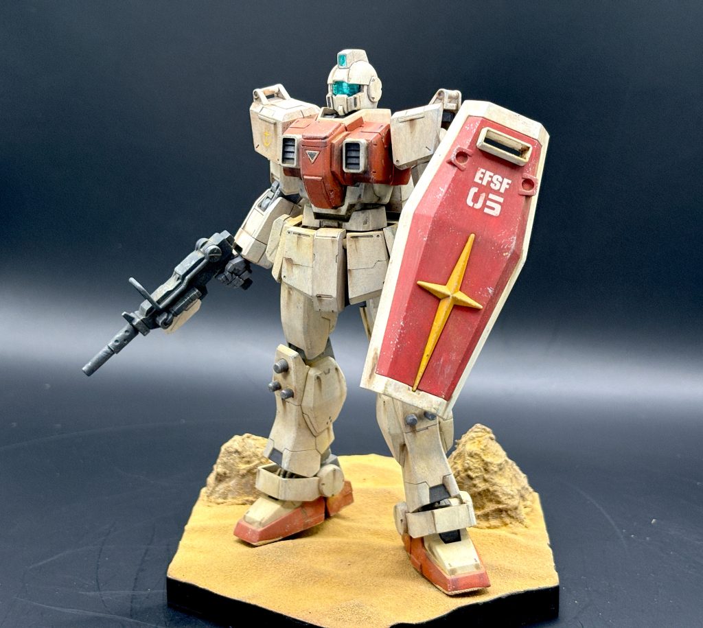 ごめんなさいメイン写真は盛りすぎました。普通に撮るとだいたいこんな感じ。重力戦線大好きなのでシールドは素ジムのものをなんやかんやしてくっつけています。制作当初の目標は「水平から見たときカッコよく」。理由は制作工程にて後述。粗は山ほど残りつつもとりあえず自分の中の目標値は達成できました。