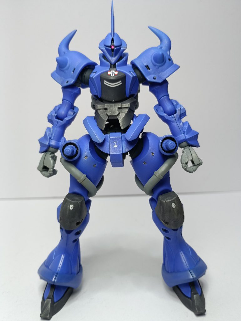 単純にギャンにグフの要素を組み込んでいます。主な改造個所は頭部のツノの追加と肩をGフレームのグフカスタムの物に変更しています。