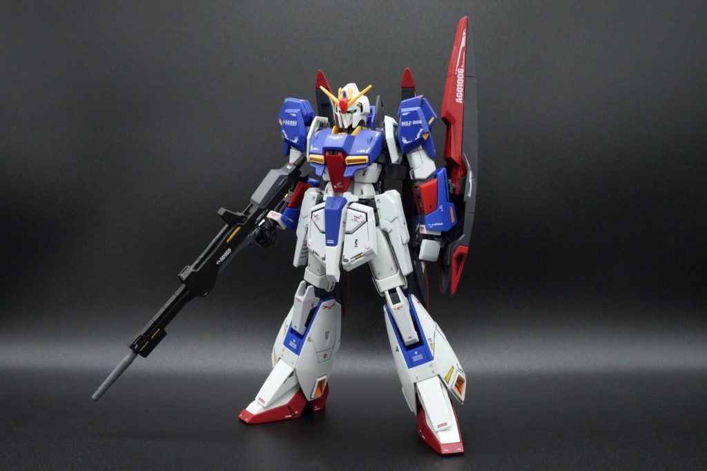 ボロリ解消のため肩甲や腕部グレネードランチャなど一部の可動・開閉機構を接着し、また３Dプリントパーツで一番気になる不安定な肩関節を交換し、ビームサーベル収納機構も再現した。