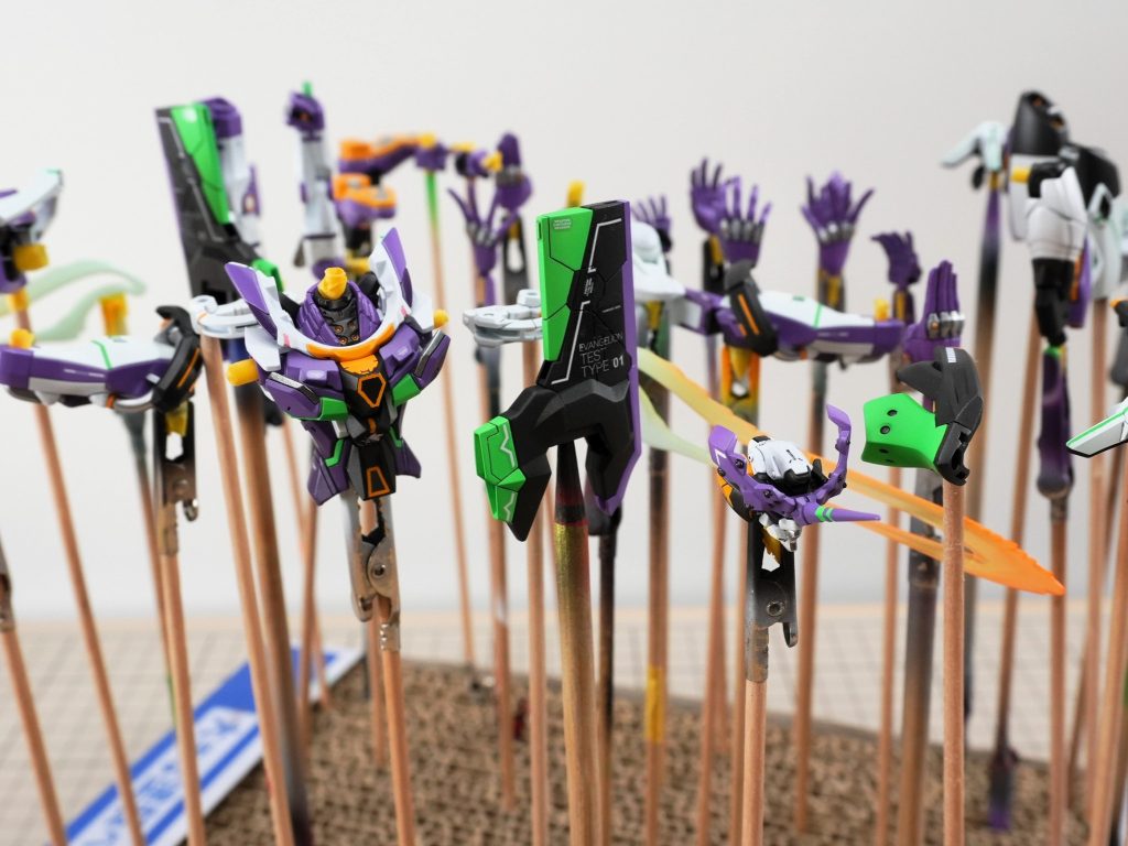 今回の最難関塗装細かな塗分けが多くいつも以上に苦戦しました何度もマスキング処理をしたりエナメル、アクリル塗料での塗分けも行っています