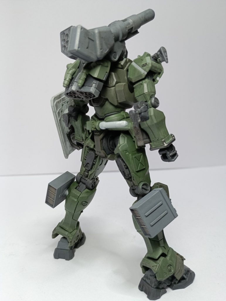 色は主にフィールドグレイとOD色(陸上自衛隊)で塗装後、艶消しとウェザリングで仕上げています。ビームサーベルの位置は腰部に変更。