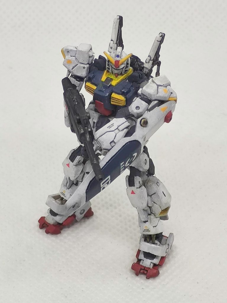 今回も武器は両手持ち風ポーズも出来るように肩関節をボールジョイント化しています。