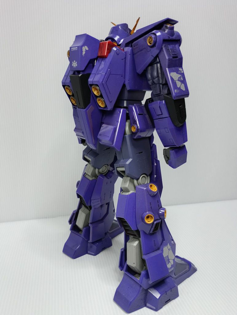 背部。バックパックの赤いパーツが今回取り寄せたパーツです。