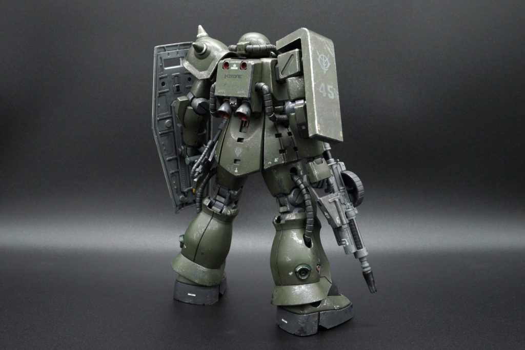 ザクのシールドにある番号は適当な数字を使用し、その下の「Marie's Haulage」(マリー運輸)のデカールは自作。ジオン軍所属ではなく宇宙海賊であることを示したいので全体的に目立たない色のデカールを使用した。