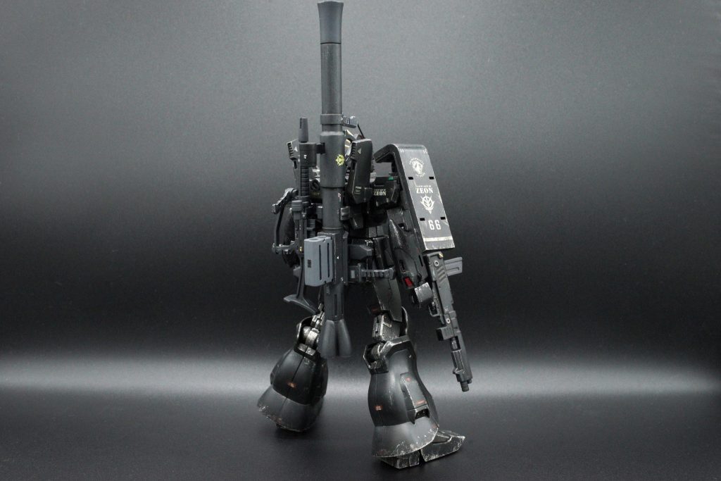 シールドは接続部を改造し、コトブキヤの接続ジョイントでショルダーアーマーに装着し、上下・前後ある程度の可動性がある。脚は最初、グフreviveのを使ってみたが、グフカスタムの方がかっこいいのでこっちにした。