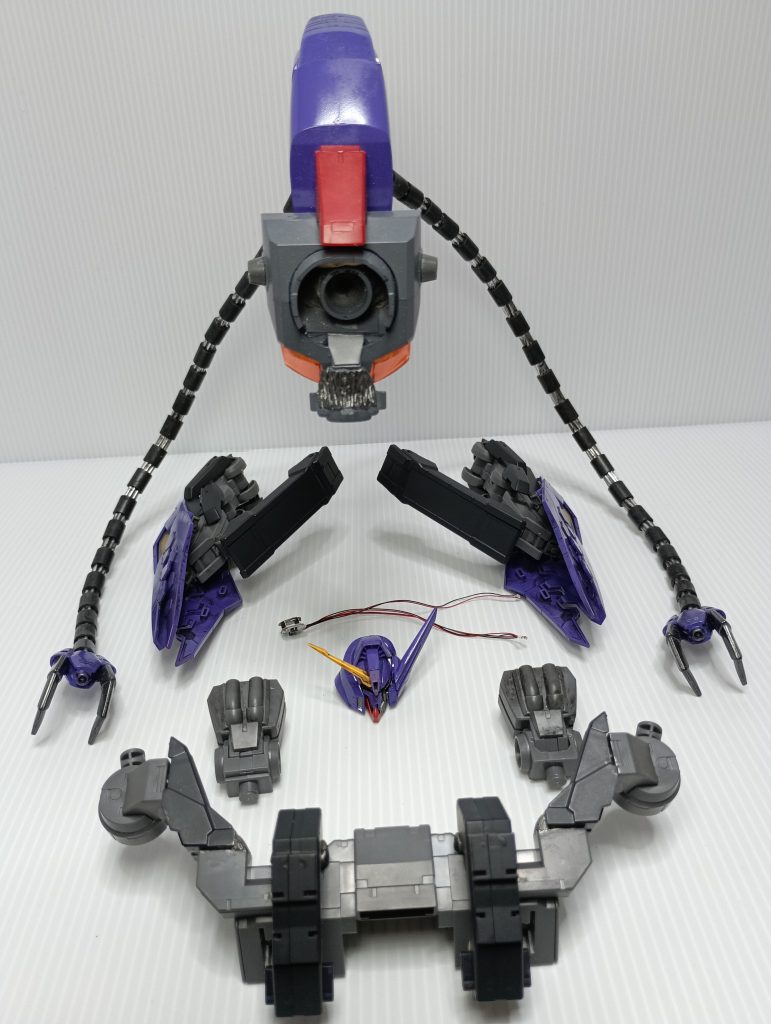 差し替えパーツ一覧。これらを付けるとサイコガンダム・ヴァサーゴ・キマイラになります。