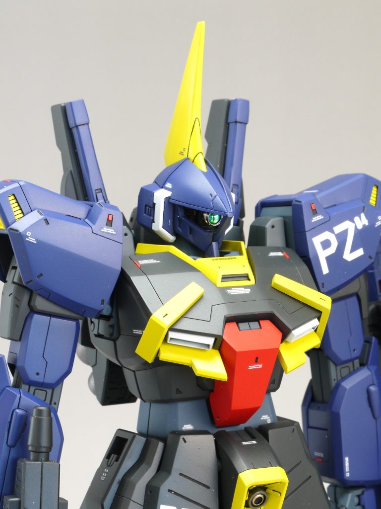 ●頭部食玩のマシンヘッドをベースに加工。スキマや段差、面の歪みがあるので出来るだけ丁寧に処理しました。・目つきが鋭くなるようにモノアイ位置を移動し、ハイキューパーツのVCドーム+SPプレートに変更 ちょっと瞳のキレイなバーザムになりました。 モノアイは動きません。・トサカは後ハメ加工してから大型化・バルカンポッドはマグネットで着脱 保持力はほぼ無いので、乗せているだけに近いです。振ると脱落する可能性があります。・首はMk-Ⅱのものを後ろに2mm移動し、アゴを引けるように干渉部をカット