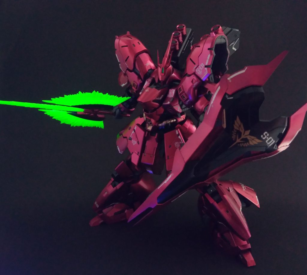 黒背景で何枚か。暗い背景だとメタリックがあまり伝わりませんね😓モノアイとサーベル刃は蛍光グリーンを塗っています。