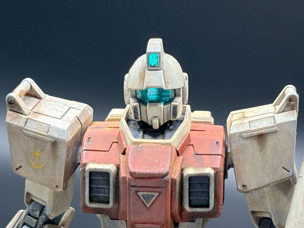 ドライブラシは基本パーツの縁に対して行うものですが、本塗装で全身にこれをやれば当然表面はガサガサのムラムラになります。が、それが後のウォッシング等も含めランダムなテクスチャ表現と経年感の演出になって面白いのです。ここ最近ハマっている手法。なによりクッソ雑に塗っても最終的にそれっぽくなるのでひたすら楽。私の模型制作のモットーは「雑にそれっぽく作ろう」なのでありんすよ。でもスジ掘りやヤスリがけの汚さはさすがに反省…。