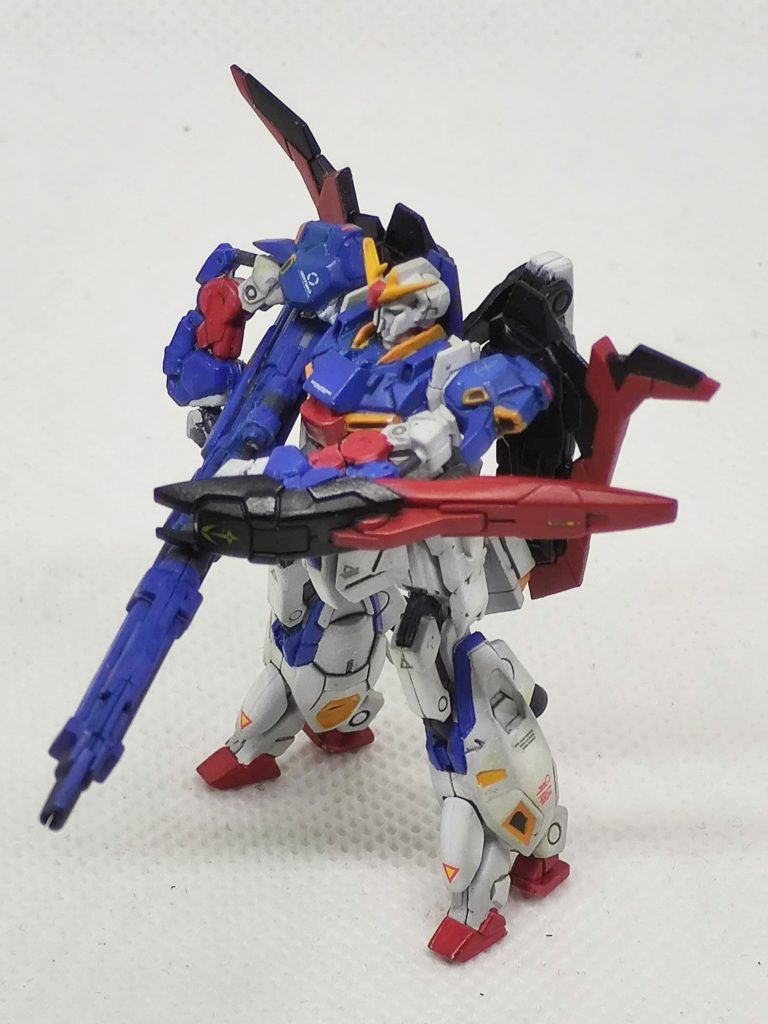 両手持ちの時にはシールドが邪魔そうなんですが、これがないとウェイブライダー形態になれないし。