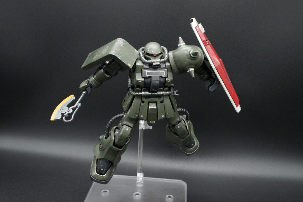 漫画を参考してポーズをいじってみたが。。。F2の可動性はそんな優秀じゃないね。アスナはチートレベルの回避力を持っているので、塗装剥がれなどはありますが、機体表面に被弾ダメージはないままの状態にした。